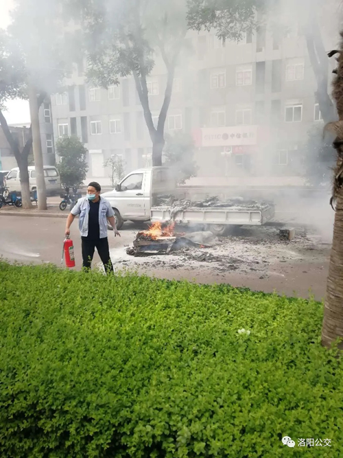 驚險！高溫天小貨車“上火” 萬幸！路遇公交車長及時“滅火”